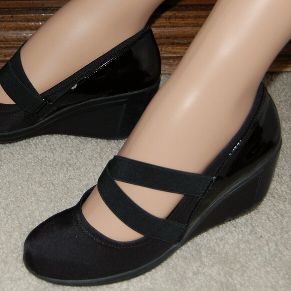 Kenneth Cole, Lacross Women Size 8 Patent Wedge Black Shoes - Picture 3 of 14